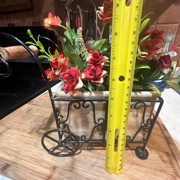 Handcrafted ceramic cart with metal carriage with florals - Picture 5 of 8